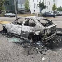 Un véhicule calciné à Metz après la nouvelle nuit d’émeutes en Lorraine, suite à la mort de Nahel à Nanterre