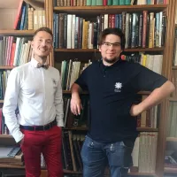 Damien et Cyril Chapuis dans la bibliothèque de leur père aux Ateliers J.B Chapuis ©RCF Sud Bretagne