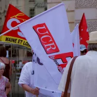 Une cinquantaine de manifestant s'est ressemblée place du Ralliement à Angers pour demander l'augmentation des pensions de retraites jeudi 15 juin. © RCF Anjou