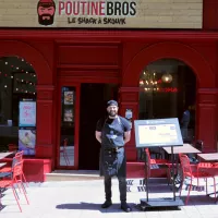 Le directeur Thibault Briens devant son enseigne, juste avant le rush du déjeuner ©RCF Anjou