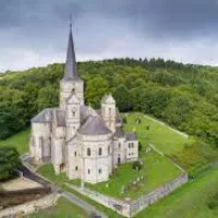 L'église dans son écrin de verdure