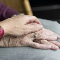 "Il n'y a rien de plus beau que d'accompagner l'humain. Mais pour autant, on a des rémunérations qui ne sont pas assez élevées [...] Les cadences sont trop infernales." Annabelle Vêques, directrice de la Fnadepa 