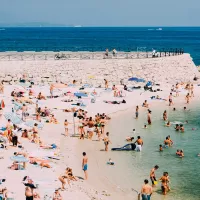 Plage d'Antibes sur la Côte d'Azur en France. ©Unsplash 