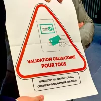 L'affiche de prévention sur la validation obligatoire d'un titre dans les transports, bientôt placardées sur les transports et dans les stations sous terraines - ©RCF O.B.