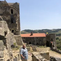 l'historien Thomas Aréal devant le château de Montmorin - © RCF Puy-de-Dôme (Stéphane Marcelot)