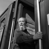 Soljenitsyne prenant le train à Vladivostok, en 1994 ©Wikimédia commons