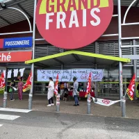 Un piquet de grève est installé depuis 10 jours devant le magasin ou les grévistes se rejoignent