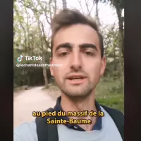 Jeune pèlerin de 24 ans, Henri, "le héros au sac à dos", effectue un tour de France des cathédrales ©Compte TikTok le_chant_des_cathedrales