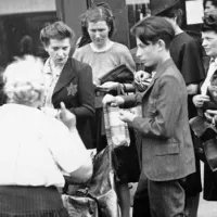 S'approvisionner en aliments en portant une étoile jaune sur la poitrine, Paris, 8 juin 1942 ©Wikimédia commons