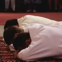 Les trois ordonnés pendant la prostration ©Diocèse de Vannes