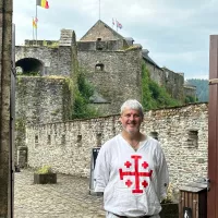 Alain, guide touristique devant le château de Bouillon © Alexis Claude-Reitz RCF