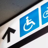 Signe d'accessibilité pour personne en situation de handicap dans le métro. ©Unsplash