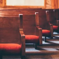 Bancs d'église. ©Unsplash