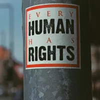 Autocollant "Tous les hommes ont des droits". ©Unsplash