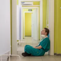 Infirmière au sol dans un hôpital français. 2020 ©Unsplash