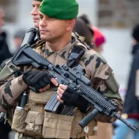 Soldat de l'armée française à Paris, France. ©Unsplash