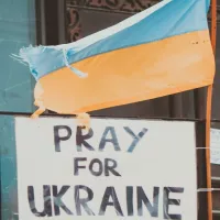 Pancarte "Priez pour l'Ukraine". ©Unsplash