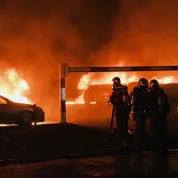 Le 1er juillet, des émeutiers ont incendié les voitures d'un parking au Blanc-Mesnil (Seine-Saint-Denis). ©Dragan Lekic / Hans Lucas