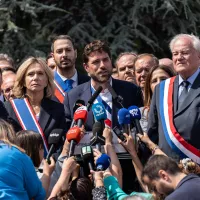 Nombre d'élus se sont joints, hier 3 juillet, à la marche de soutien au maire de L'Haÿ-les-Roses Vincent Jeanbrun (au centre). ©Gauthier Bedrignans / Hans Lucas