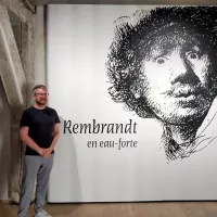 Gatien du Bois devant l'entrée de l'exposition Rembrandt en eau-forte ©RCF Anjou