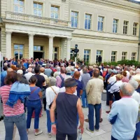 Le maire Jean-Marc Verchère fait un discours devant plusieurs centaine d'Angevins pour appeler au calme ©RCF Anjou