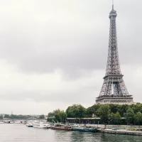 Tour Eiffel de Paris vu de la Seine. ©Unsplash