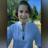 Sur les réseaux sociaux, Sœur Albertine Debacker encourage les jeunes à "faire un pas vers Dieu" ©Sœur Albertine sur TikTok