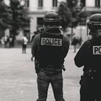 CRS à Lyon lors de la 25e manifestation des gilets jaunes en mai 2019 - © ev via Unsplash