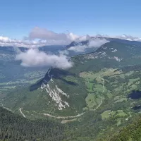 Wikipédia - Le massif des Bauges est à cheval entre la Savoie et la Haute Savoie et compte 67 communes