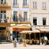 Cafés et restaurants d'Aix-en-Provence en période estivale, France. ©Unsplash