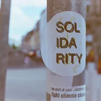 Autocollant "Solidarité". ©Unsplash