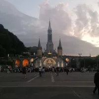 Lourdes - La basilique de l'Immaculée-Conception (niveau supérieur) et la basilique Notre-Dame-du-Rosaire (niveau inférieur). Photos: Marie pour RCF