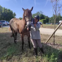 Une cavalière avec son cheval ©Hugo Sastre