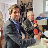 Léo Warynski et Gérard Roche au micro de RCF dans la boutique du Festival de La Chaise Dieu © Martin Obadia 