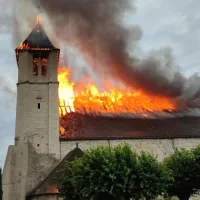 Le toit de l'église Saint-Georges a entièrement brûlé. ©Sdis 37