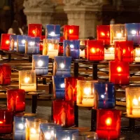 Lumignons dans la basilique de Fourvière à Lyon, France. 12/2021 ©Unsplash