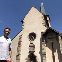 Benoît Piatkowski devant la collégiale, Festival de Fénétrange ©Thierry Georges / RCF57