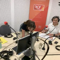 Franck en studio avec Loïse qui ajuste le retour casque