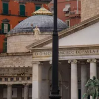 Piazza del Plebiscito à Naples, en Italie. ©Unsplash