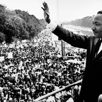 Martin Luther King salue la foule devant le Lincoln Memorial, le 28/08/1963 ©Wikimédia commons