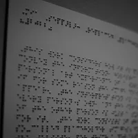 Panneau de musée écrit en braille. ©Unsplash