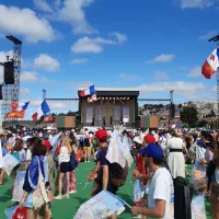 La scène du "temps des français" où se sont succédés musiques, chants, témoignages, prières et adoration