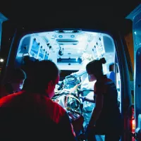 Ambulanciers prenant en charge un patient. ©Unsplash