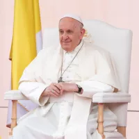 Le pape François assiste à un défilé militaire devant le palais présidentiel du Portugal, Lisbonne, le 02/08/2023 ©️Sebastiao Roxo / JMJ Lisboa 2023