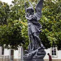 Aux Sables-d'Olonne, une cérémonie se tiendra le 30 septembre 2023 au cours de laquelle la statue de saint Michel sera bénie, après avoir été déplacée de quelques mètres ©Magali Cohen / Hans Lucas