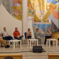 Table ronde dans le chœur de l'église Saint-Paul de Meythet ©2023 RCF 