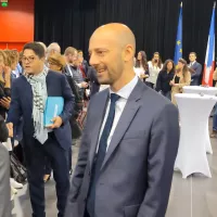 Stanislas Guérini, accueilli par un parterre d'élus, les directeurs d'hôpitaux, et les syndicats, dans la salle de spectacles de Saint-Julien-en-Genevois. ©Victorien Duchet/RCF Haute-Savoie