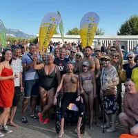 Johan Tournier, entouré de ses amis et sa famille, à son arrivée au Lac du Bourget. ©Johan se dépasse pour le Téléthon 