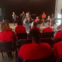 Les jeunes de l'EPIDE à l'écoute de Marianne Piketty et des jeunes de l'Académie du Concert Idéal. © RCF - Guillaume Martin-Deguéret.