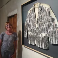 Michèle Coltice devant l'oeuvre "Mon père est un peuple" de Kamel Yahiaoui©RCF